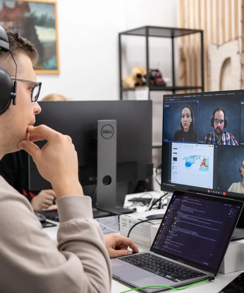 Barrierefreiheitsingenieur nimmt an einer Telefonkonferenz teil.