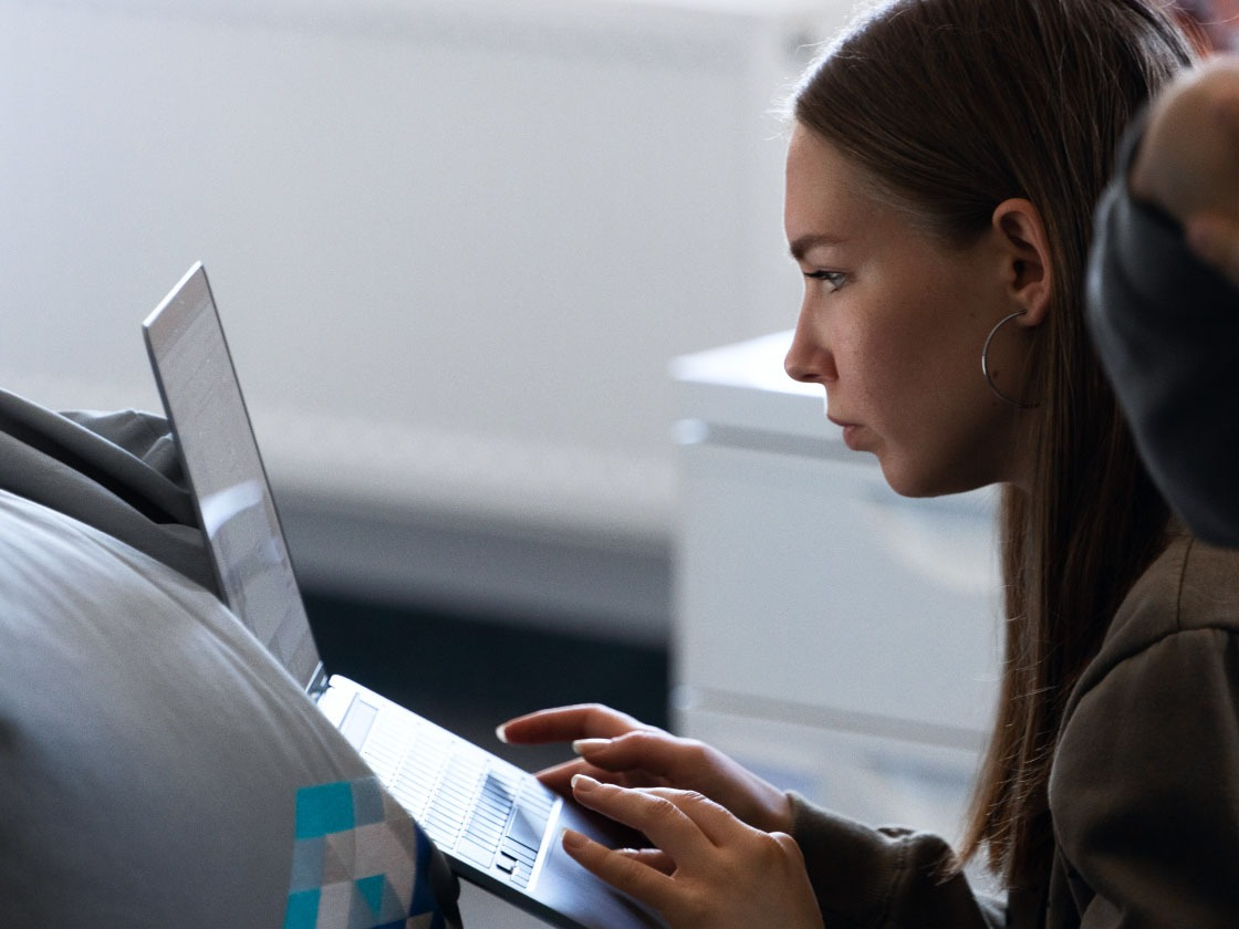 Ingeniør for digital tilgængelighed, der arbejder på en bærbar computer.