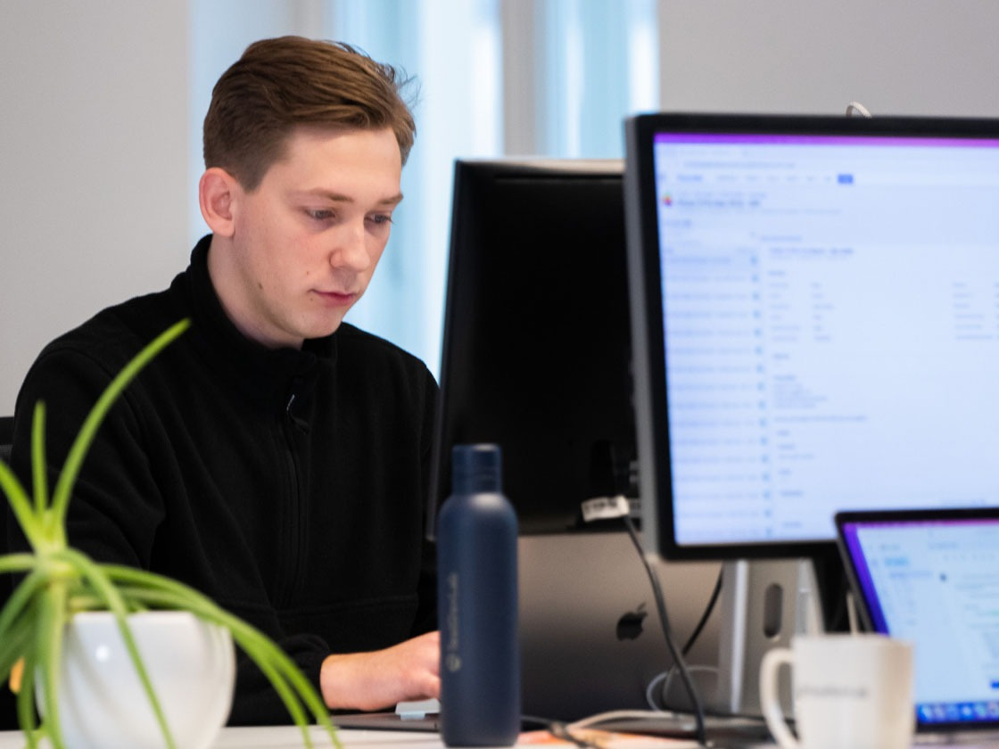 Ein Ingenieur für digitale Zugänglichkeit arbeitet mit seinem Computer.