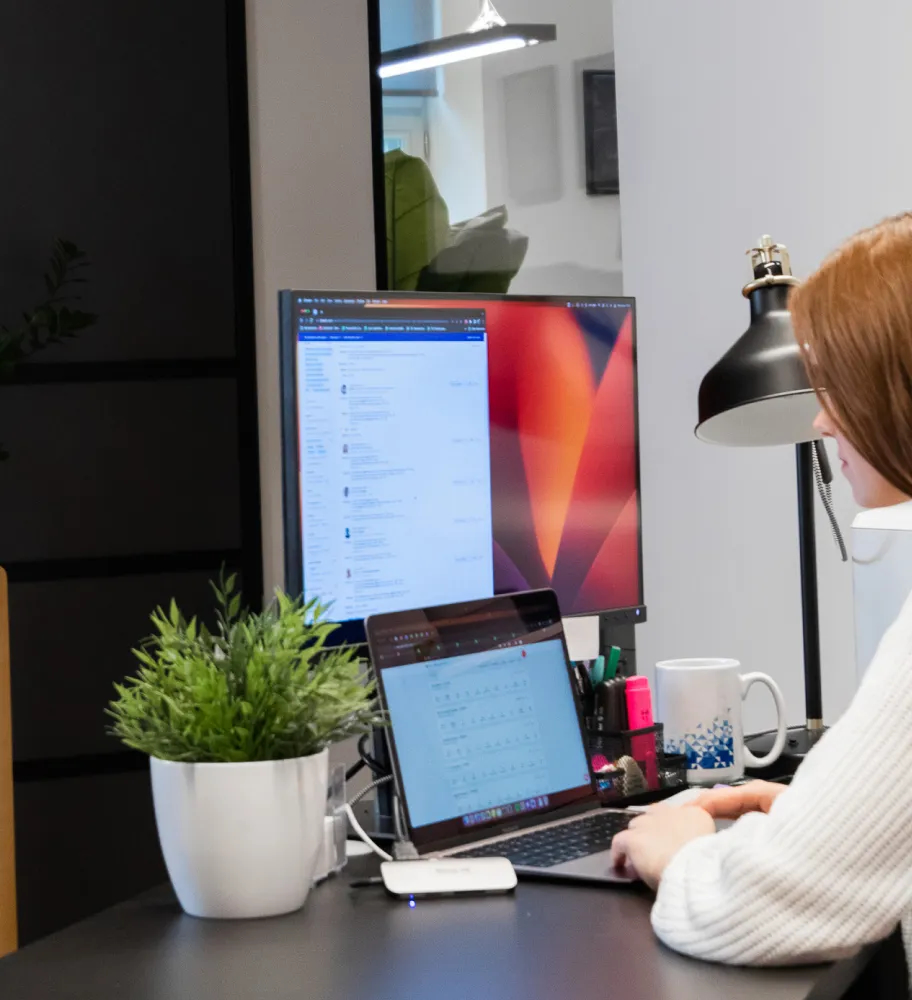 Une main tenant un téléphone et parcourant les paramètres du scanner d'accessibilité.