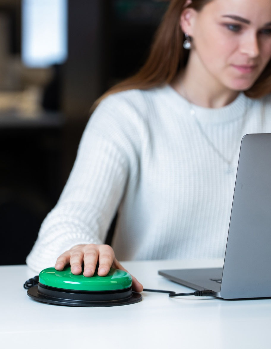 Ingénieur Qualité utilisant des équipements d’accessibilité.