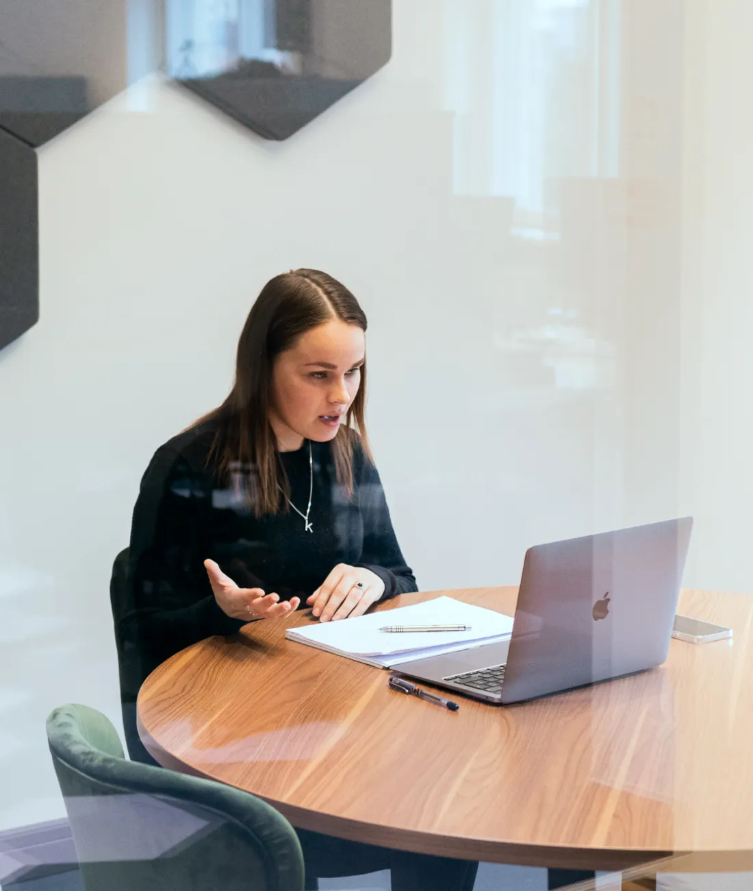 En programvaretestingeniør sitter ved skrivebordet og deltar i et nettmøte.